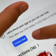 Millones de cuentas bloqueadas y multas: cómo prohíbe Australia las redes a menores de 16