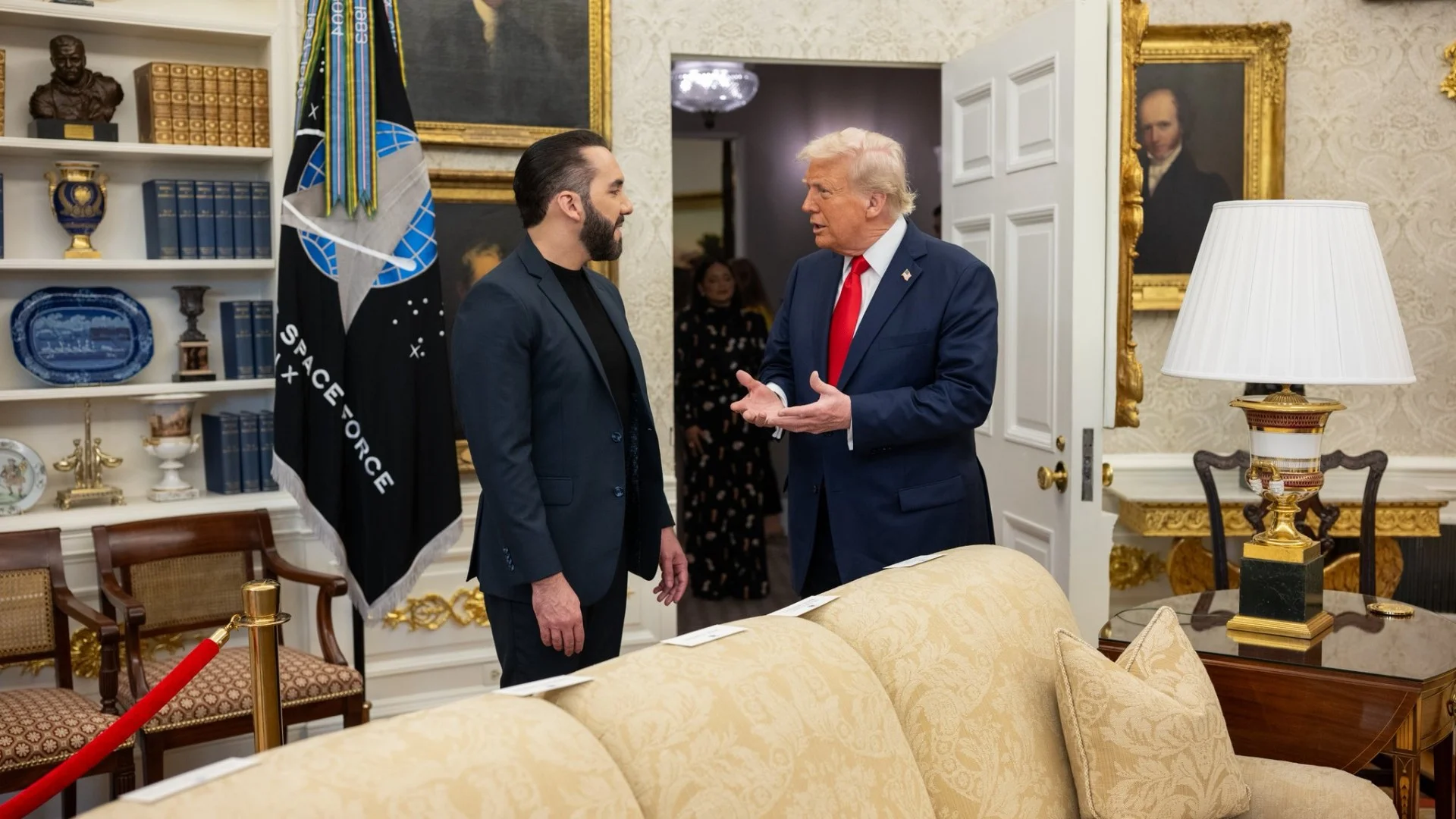 Trump elogia a Nayib Bukele y califica las cárceles de El Salvador como “humanas”
