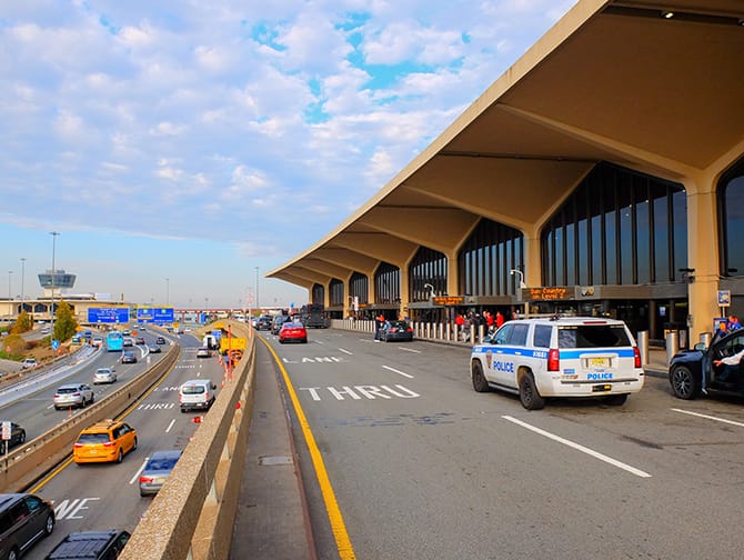 Cierran el aeropuerto de Newark varias horas por evacuación y retirada de avión