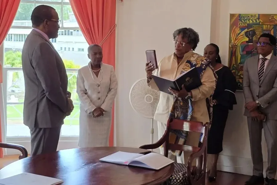 Mia Mottley jura por tercera vez como primera ministra de Barbados tras triunfo electoral