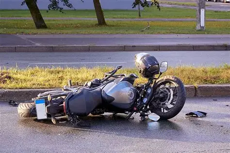 Motociclista calibrando atropella señor de 86 años en Los Alcarrizos