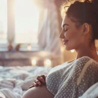 Dormir durante la gestación presenta desafíos relacionados con molestias físicas y alteraciones en el descanso habitual. Expertos aconsejan rutinas nocturnas y posiciones específicas que mejoran el bienestar materno