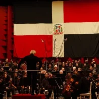 Durante la regrabación del Himno Nacional.