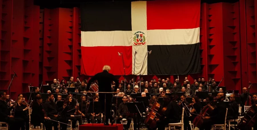 Durante la regrabación del Himno Nacional.