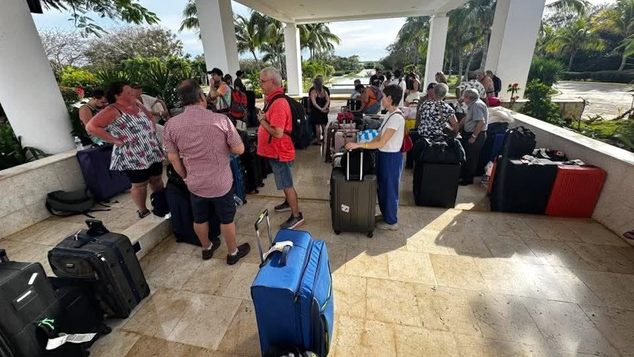 Rusia busca ayudar a Cuba tras quedarse sin combustible para aviones, con turistas varados
