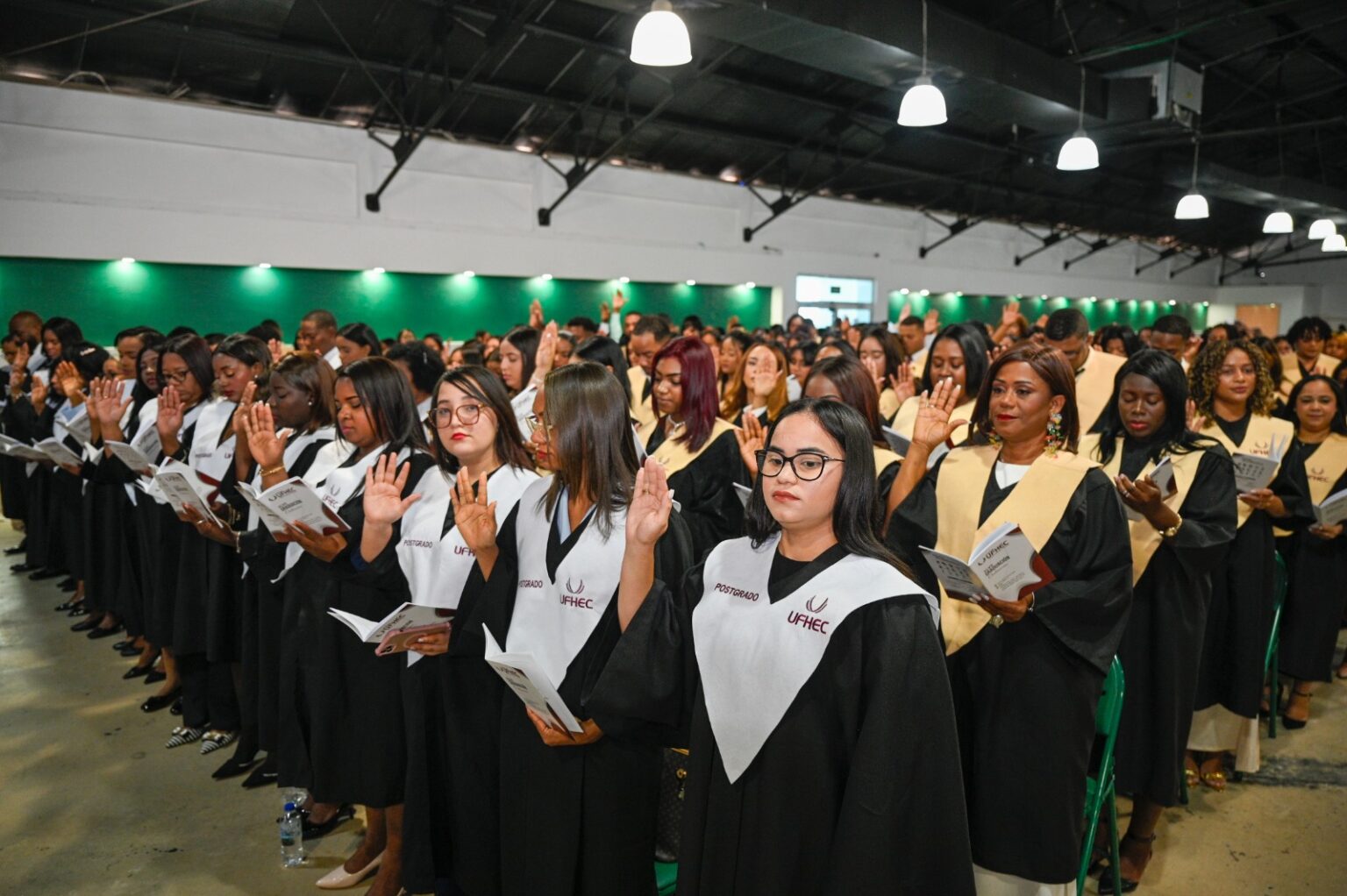UFHEC gradúa 1,221 nuevos profesionales y destaca el rol de la educación para duplicar el PIB hacia 2036