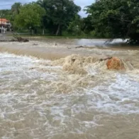 Desbordamiento de río causa inundaciones y daños en Gaspar Hernández