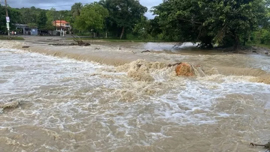 Desbordamiento de río causa inundaciones y daños en Gaspar Hernández