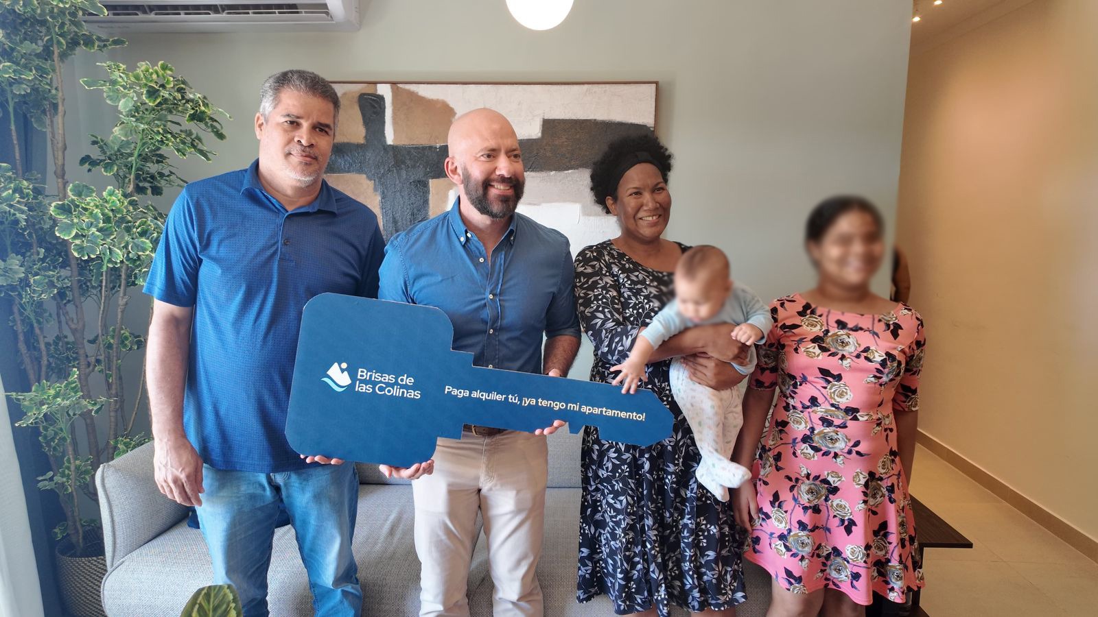 “Es de la mejor calidad”, afirma ciudadana al recibir llaves de apartamento en San Isidro