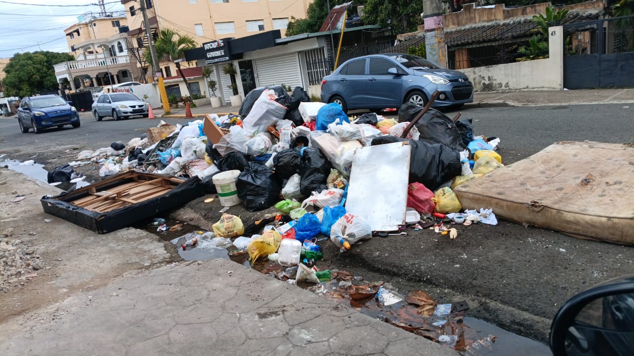 Denuncian vertedero improvisado y abandono en la calle Rafael Augusto Sánchez, ensanche Quisqueya