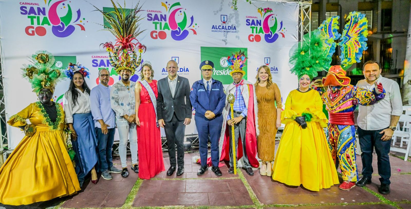 Alcaldía de Santiago da el "Banderazo de Honor": Lanza oficialmente el Carnaval de Santiago 2026.