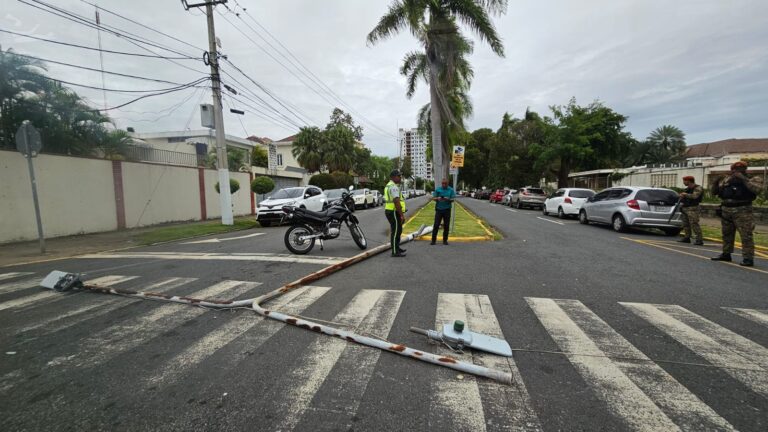 Poste del tendido eléctrico cae en la Abraham Lincoln por fuertes vientos asociados a frente frío