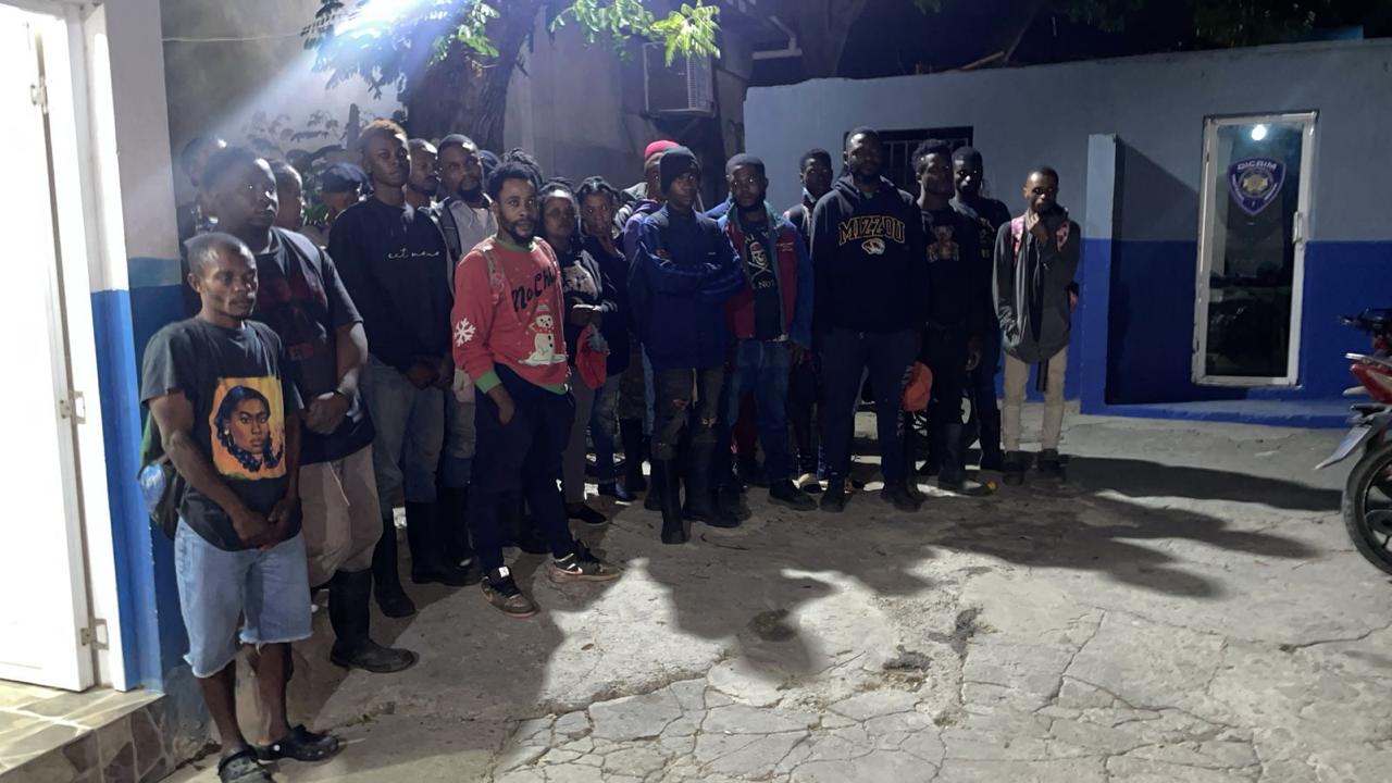 Policía intercepta camión con 25 haitianos indocumentados en Navarrete, Santiago