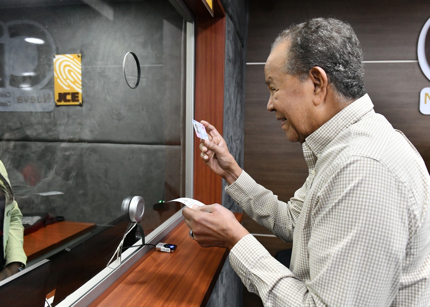 JCE entrega nueva cédula a miembros del Salón de la Fama de Cooperstown y a personas con discapacidad