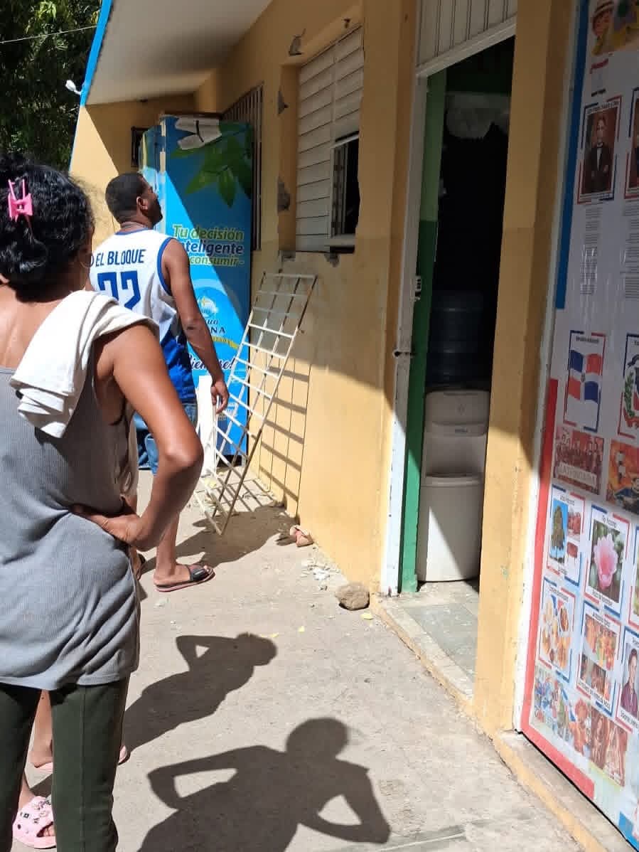 Desconocidos perpetran robo en la Escuela de Puerta Vieja