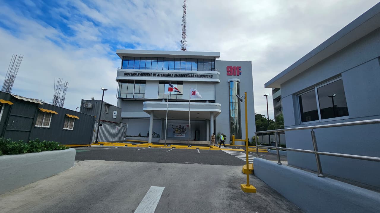 Tras incendio en el 9-1-1, técnicos y bomberos evalúan la estructura e investigan las causas