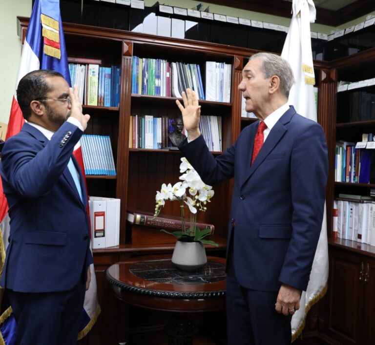 García Fermín juramentan a Jimmy Rosario Bernald como nuevo rector del Itla