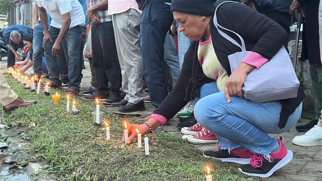 Residentes de Bonao realizan encendido de velas contra planta de gas en la avenida Juan Bosch