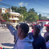 Motoconchistas protestan en los muros de La Bombita en Azua