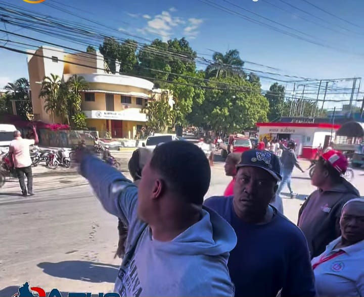 Motoconchistas protestan en los muros de La Bombita en Azua