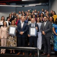 Ejecutivos de las áreas de Capital Humano y Aseguramiento de la Calidad de Banreservas, mientras reciben la certificación ISO 9001:2015 para el Macroproceso de Gestión de la Excelencia Operacional.