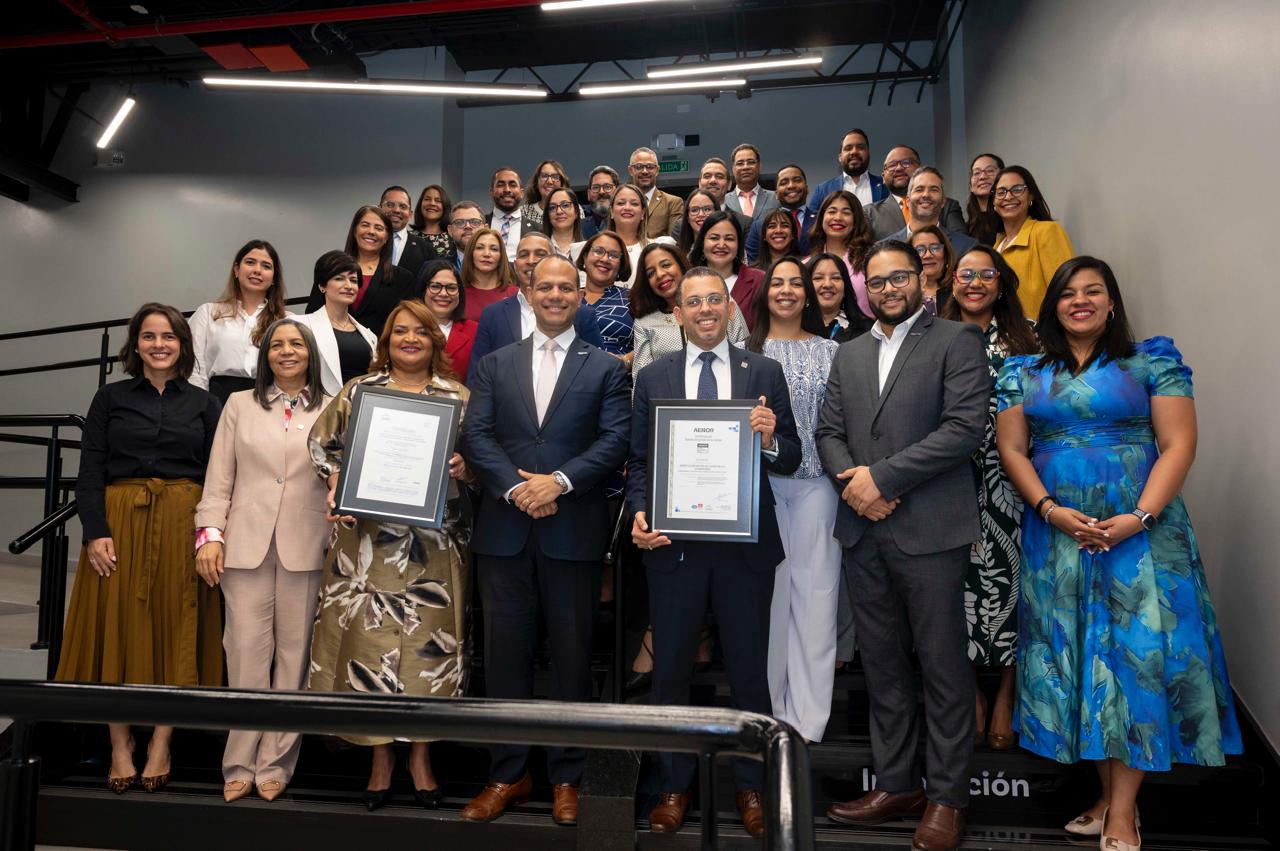 Ejecutivos de las áreas de Capital Humano y Aseguramiento de la Calidad de Banreservas, mientras reciben la certificación ISO 9001:2015 para el Macroproceso de Gestión de la Excelencia Operacional.