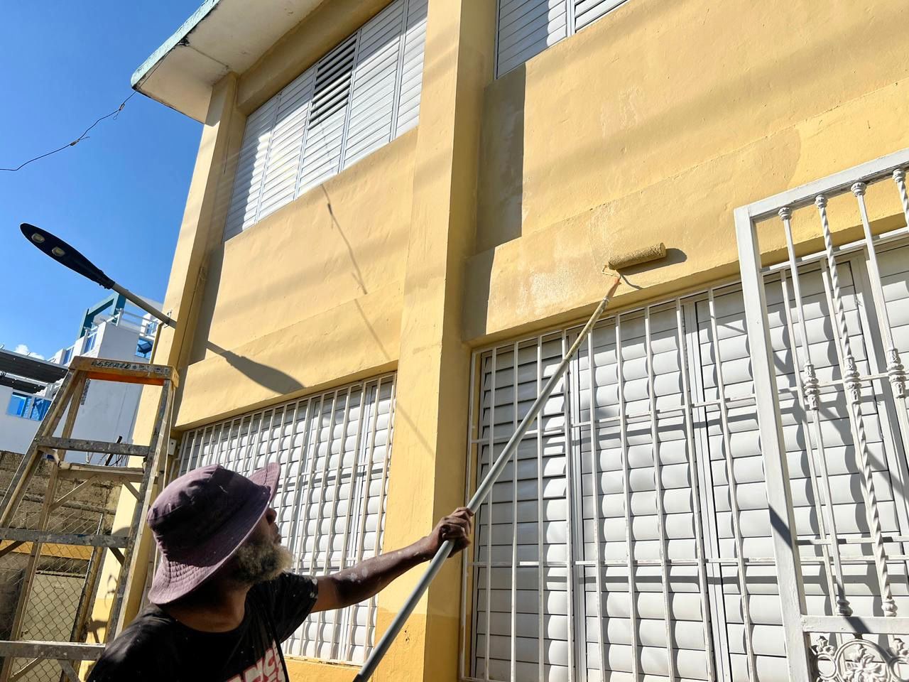 Infraestructura Escolar avanza obras y mantenimiento en 33 escuelas de Boca Chica