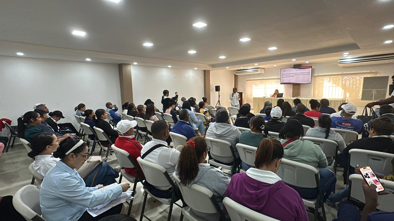 DPS Monseñor Nouel realiza taller de sensibilización sobre género y salud dirigido a sus colaboradores