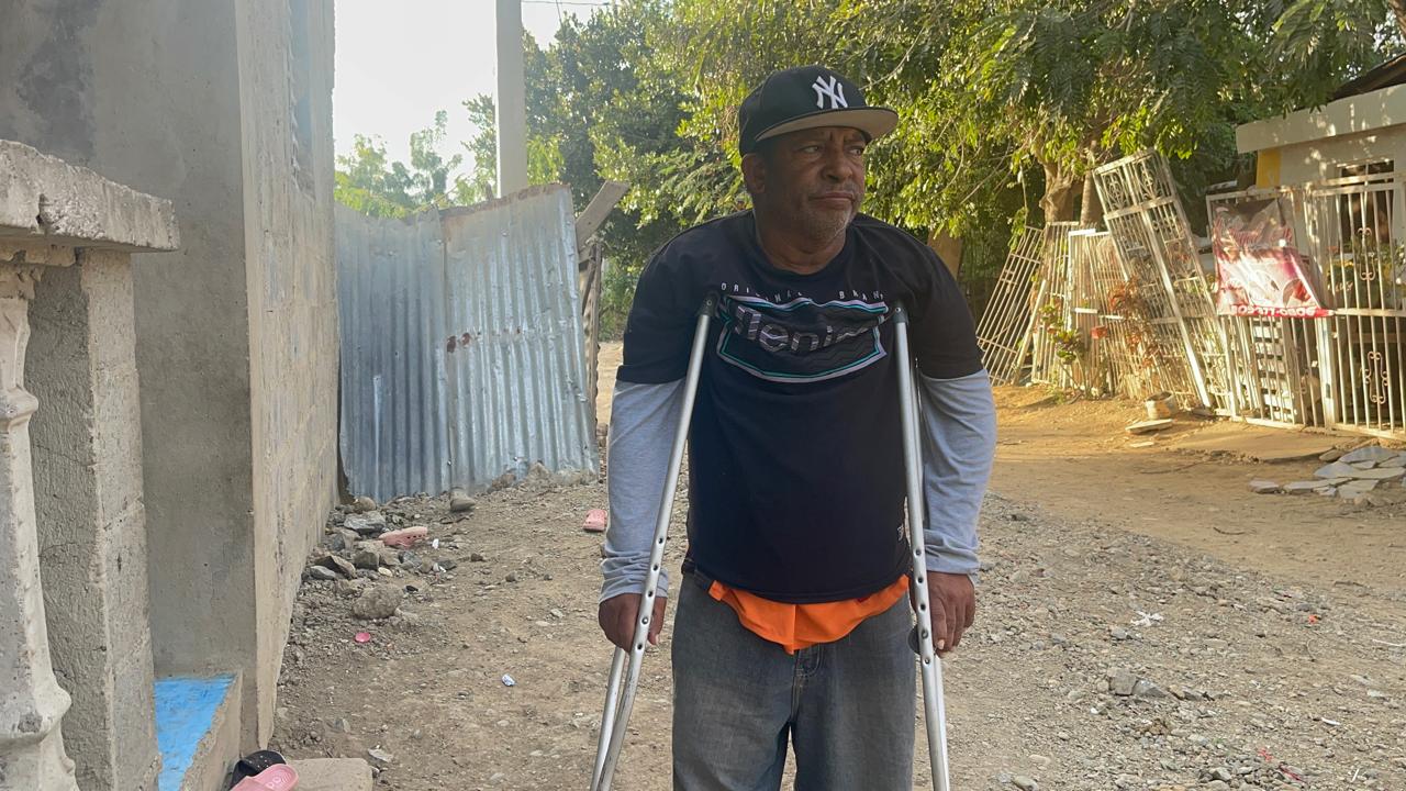 Motoconchista accidentado en Santiago Oeste clama por ayuda para sostener a su familia