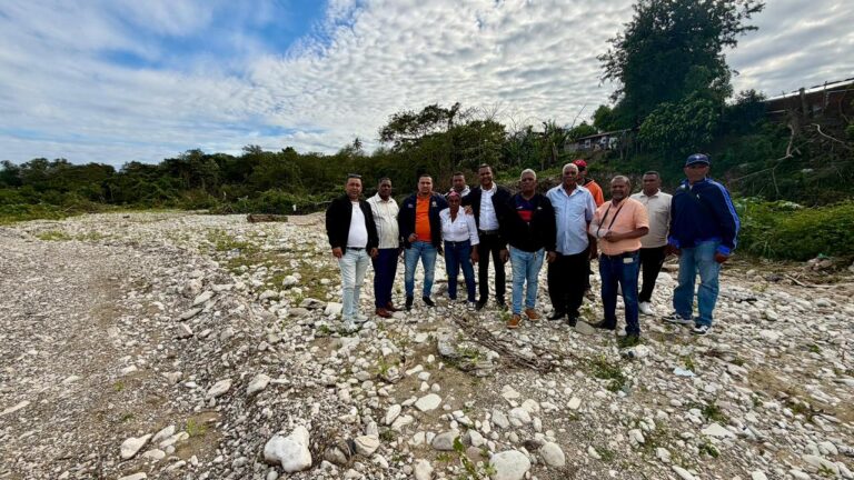 Alcalde y comunidades piden intervenir ante carretera en construcción dentro del cauce de río en San Cristóbal