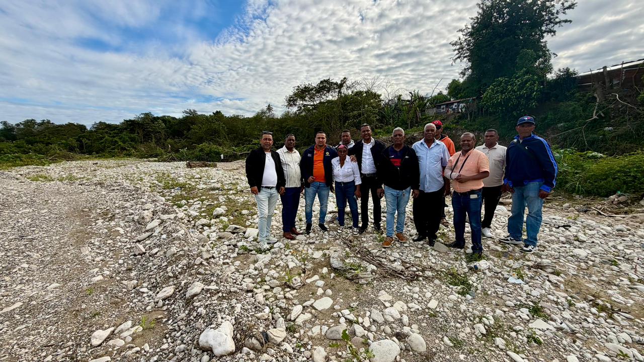 Alcalde y comunidades piden intervenir ante carretera en construcción dentro del cauce de río en San Cristóbal
