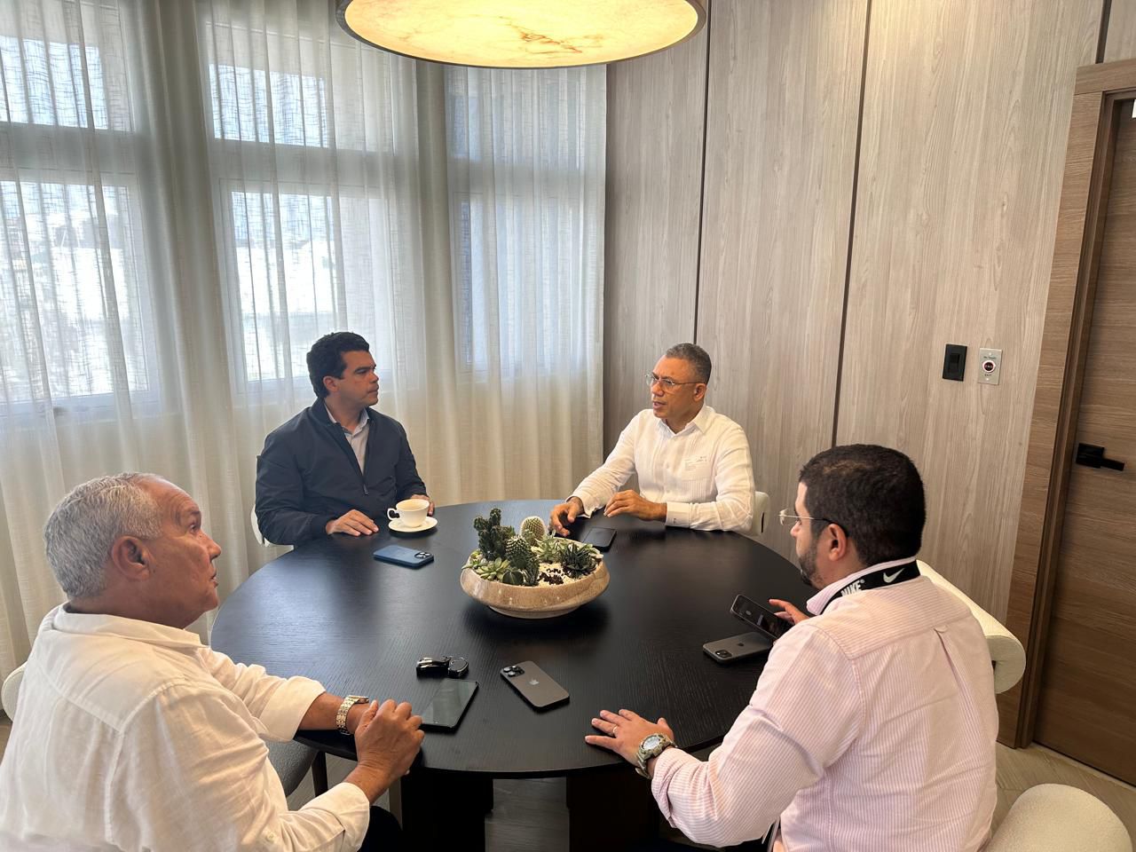 Diputado Cecilio García promueve reunión con INAPA tras anuncio de huelga por falta de agua en Las Galeras