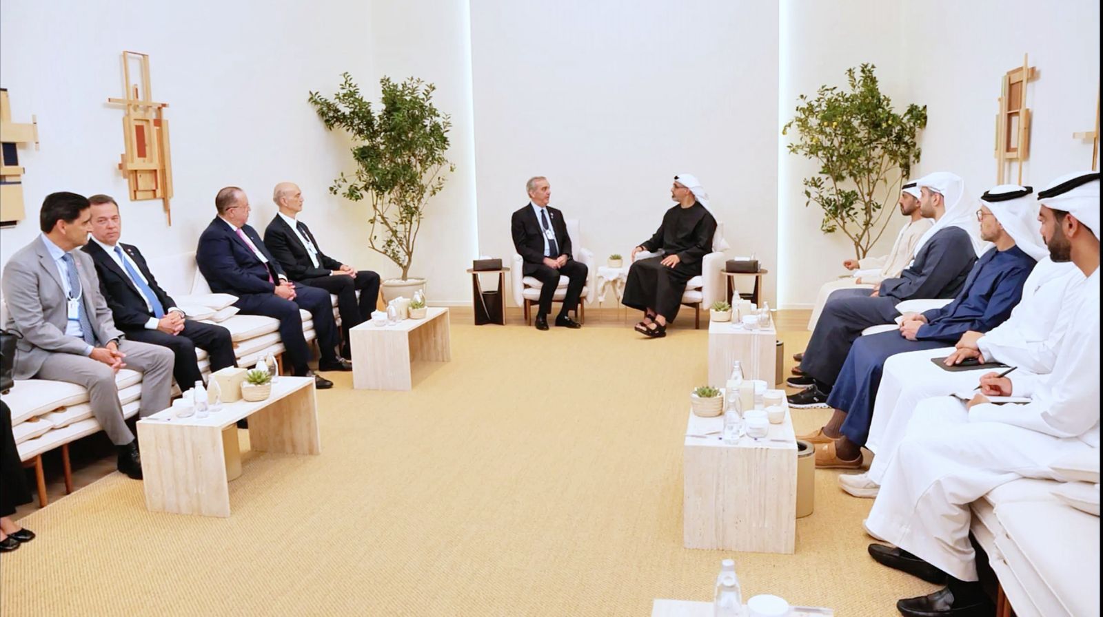 Abinader se reúne con el príncipe heredero de Abu Dhabi y cierra agenda en EAU