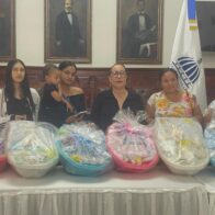 Gobernación de Santiago entrega enseres y ayudas sociales a familias vulnerables