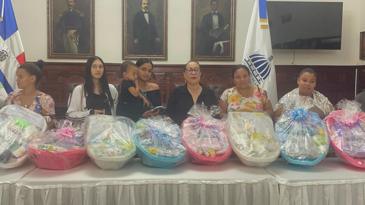 Gobernación de Santiago entrega enseres y ayudas sociales a familias vulnerables