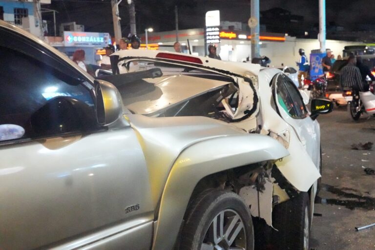Aparatoso accidente de tránsito involucra a 5 vehículos en la avenida San Vicente de Paúl