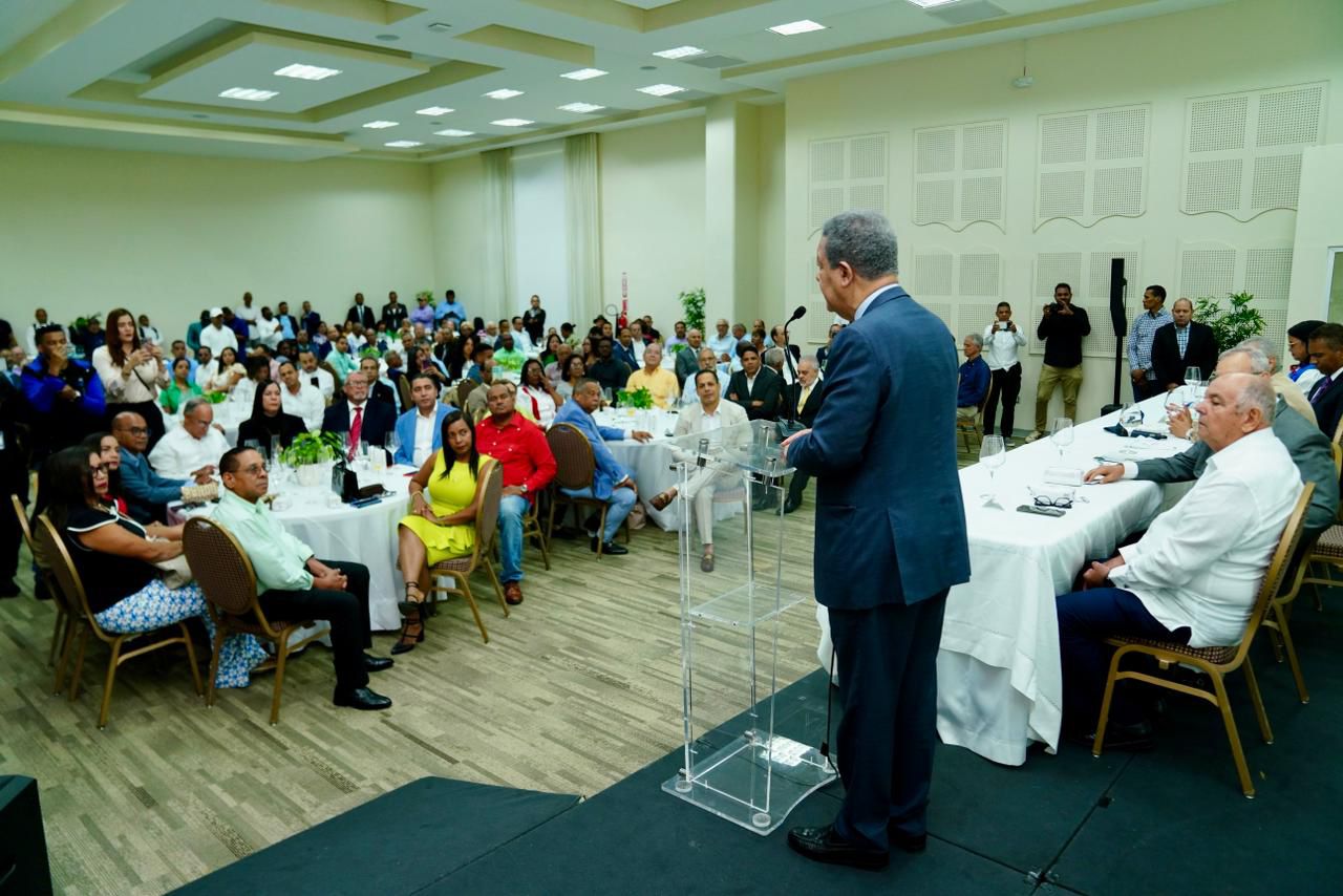 Leonel garantiza respaldo estatal a las cooperativas en un gobierno de la FP