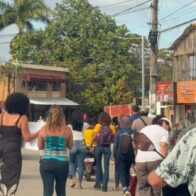 Las Galeras: comunidad marcha para exigir solución definitiva al problema del agua