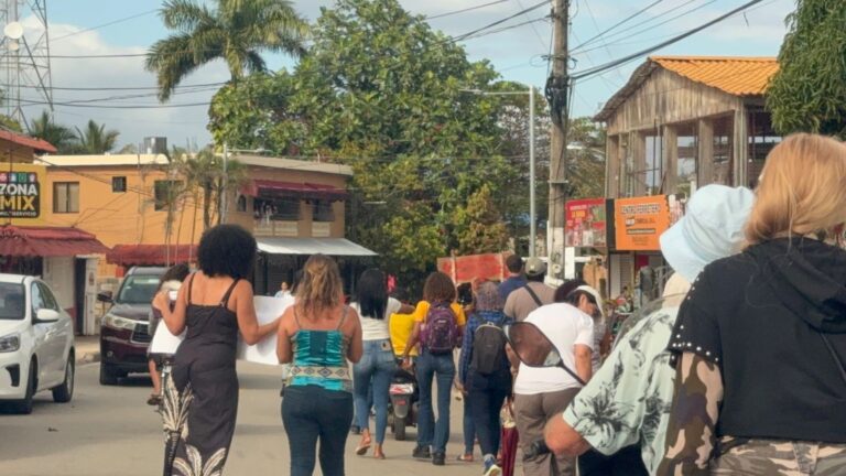 Las Galeras: comunidad marcha para exigir solución definitiva al problema del agua