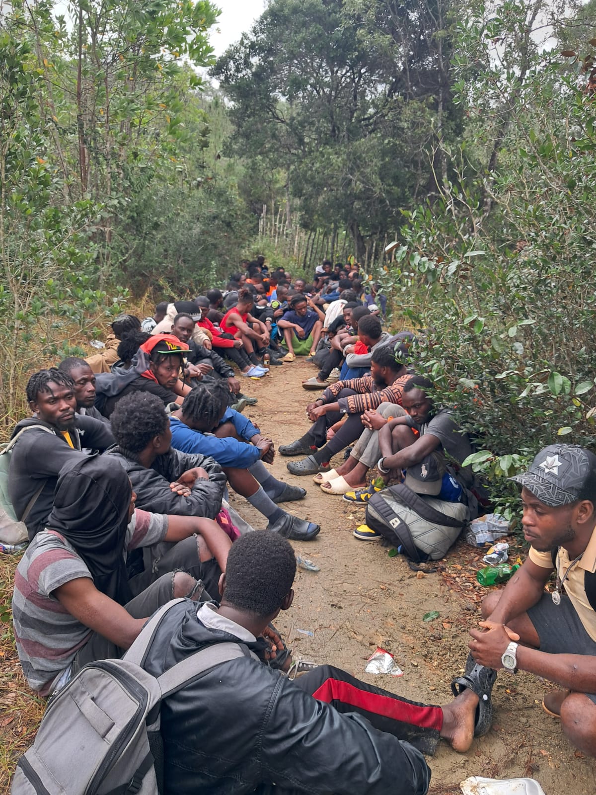 Miembros del Ejército detienen a 66 indocumentados en Loma de Cabrera