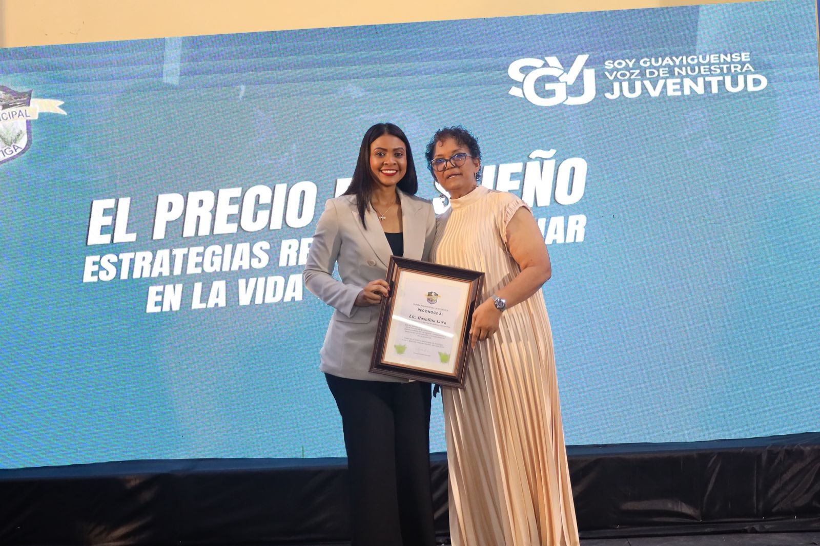 Periodista Rosalina Lora es reconocida por la Junta Municipal de La Guáyiga en el Día Nacional de la Juventud