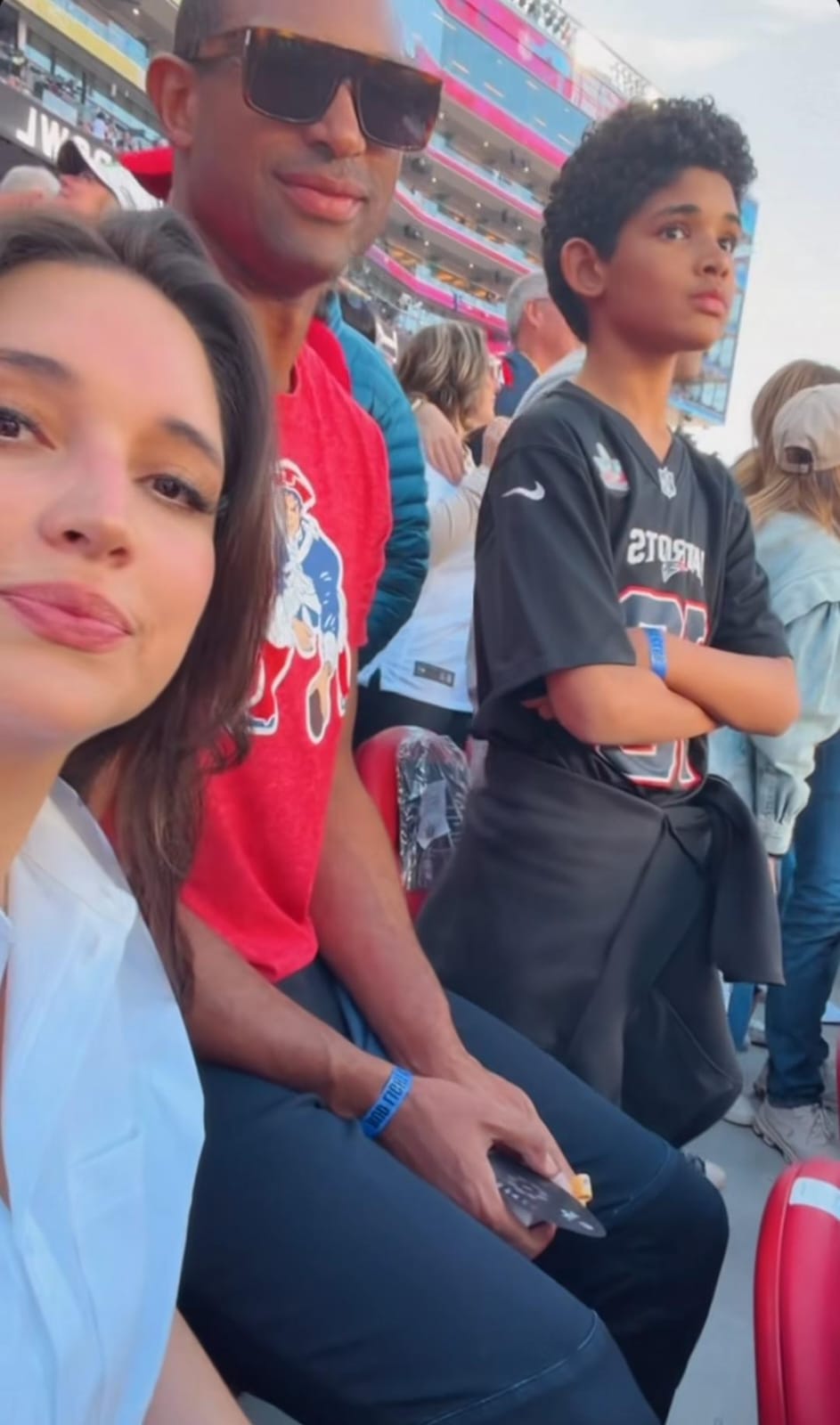 Amelia Vega y Al Horford disfrutan del Super Bowl junto a su hijo Ean