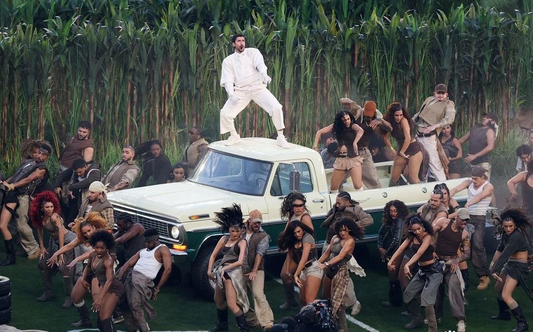 Bad Bunny arranca con su actuación del descanso del Super Bowl