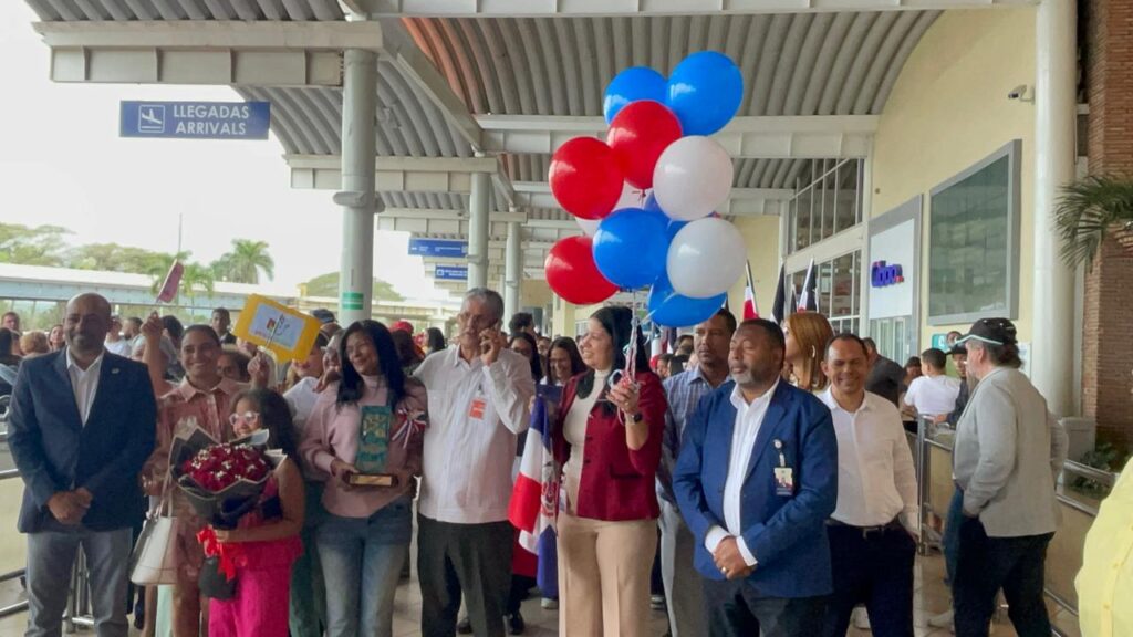 A ritmo de merengue típico reciben en Santiago delegación que conquistó en España el Premio Iberoamericano a la Calidad