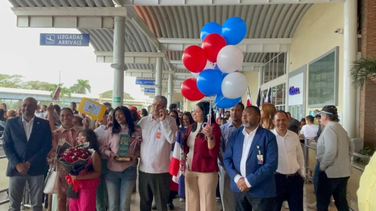 A ritmo de merengue típico reciben en Santiago delegación que conquistó en España el Premio Iberoamericano a la Calidad
