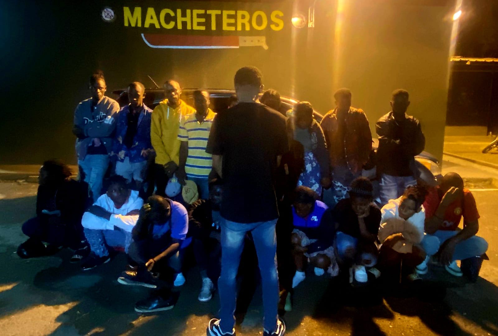 Presenta ante el MP conductor detenido con 20 haitianos indocumentados en Valverde