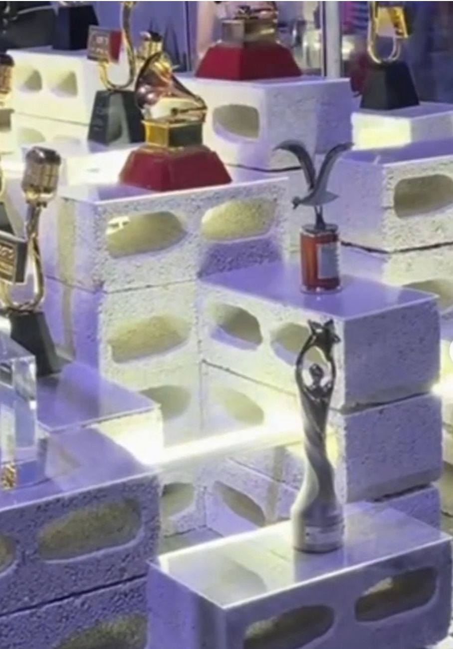 Video filtrado del Super Bowl muestra estatuillas de premios obtenidos por Bad Bunny