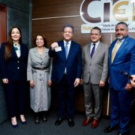 Leonel Fernández muestra su nueva cédula y afirma: “es la prueba de que el sistema funciona”