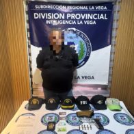 Dintel apresa hombre con arma de fuego ilegal, carnet, gorras y pertrechos militares de diferentes instituciones