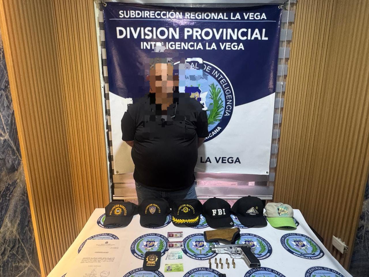 Dintel apresa hombre con arma de fuego ilegal, carnet, gorras y pertrechos militares de diferentes instituciones